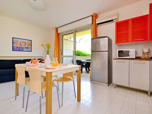 Microwave, high chair, dining tables - Beautiful apartment for 5 guests with WIFI, pool, A/C, TV, balcony and pets allowed (Lignano Sabbiadoro)