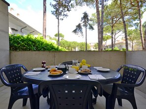 Outdoor dining - Beautiful apartment for 5 guests with WIFI, pool, A/C, TV, balcony and pets allowed (Lignano Sabbiadoro)