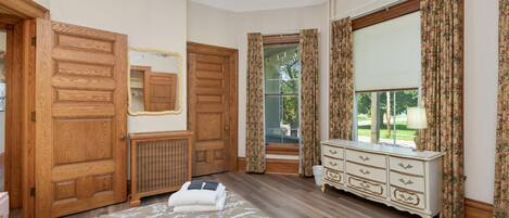 1 bedroom, desk, free WiFi, bed sheets