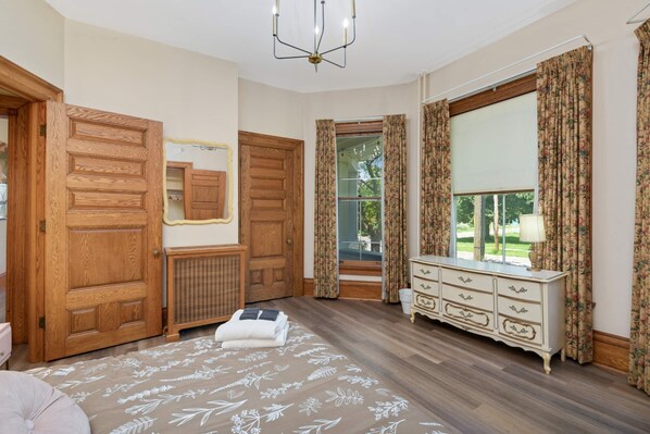 1 bedroom, desk, free WiFi, bed sheets - Stylish 1-Bedroom in Saint Paul with River Views (Saint Paul)