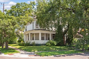 Exterior - Stylish 1-Bedroom in Saint Paul with River Views (Saint Paul)
