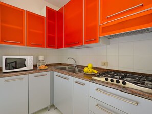 Microwave, high chair - Beautiful apartment for 5 people with pool, A/C, WIFI, TV, balcony and pets allowed (Lignano Sabbiadoro)