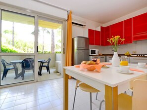 Microwave, high chair - Nice apartment for 5 guests with WIFI, A/C, pool, TV, balcony and pets allowed (Lignano Sabbiadoro)