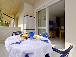 Outdoor dining - Beautiful apartment for 7 people with A/C, pool, WIFI, TV, balcony and pets allowed (Lignano Sabbiadoro)