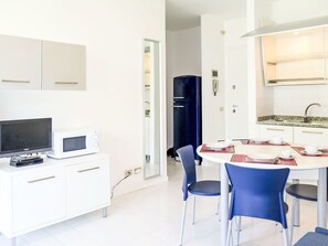 Mikrovågsugn och barnstol