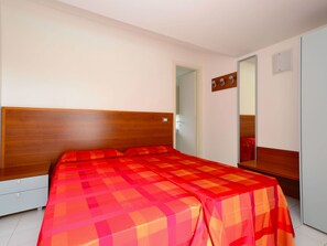 1 chambre, lit parapluie, Wi-Fi gratuit, draps fournis