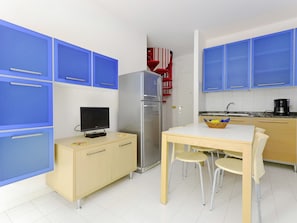 Mikrovågsugn, barnstol och matbord