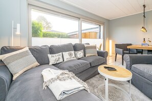 TV - Lachmöwe - Holiday home in Tinnum with fireplace and terrace. (Sylt / OT Tinnum)