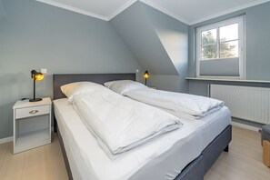 2 bedrooms, desk, iron/ironing board, WiFi