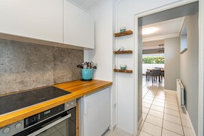 Kjøleskap, oppvaskmaskin, kaffetrakter/tekoker og vannkoker