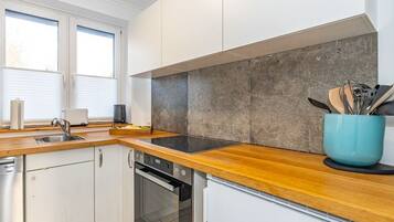Coffee/tea maker, fridge, dishwasher, electric kettle