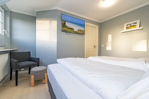 2 bedrooms, desk, iron/ironing board, WiFi - Lachmöwe - Holiday home in Tinnum with fireplace and terrace. (Sylt / OT Tinnum)