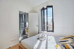 Appartement | Een laptopwerkplek, een strijkplank/strijkijzer, beddengoed