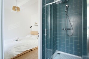 Apartment | Bathroom | Bathtub, hair dryer, soap, shampoo