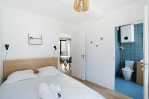 Appartement | Een laptopwerkplek, een strijkplank/strijkijzer, beddengoed