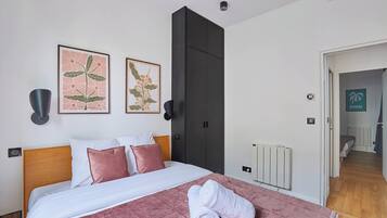 Espacio para trabajar con laptop y tabla de planchar con plancha