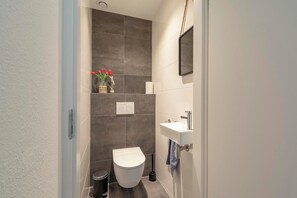 Elite Apartment, 2 Bedrooms | Bathroom | Shower - Spacious Home With Balcony by Belvilla (Callantsoog)