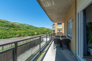 Elite Apartment, 2 Bedrooms | Outdoor dining - Spacious Home With Balcony by Belvilla (Callantsoog)