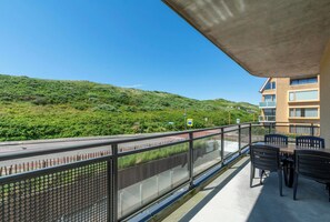 Elite Apartment, 2 Bedrooms | Outdoor dining - Spacious Home With Balcony by Belvilla (Callantsoog)