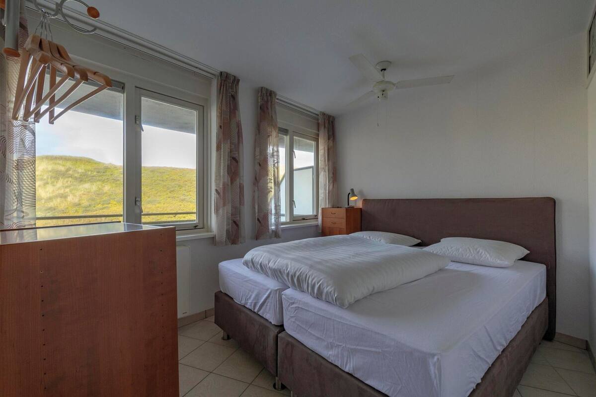 10 bedrooms, individually furnished, bed sheets