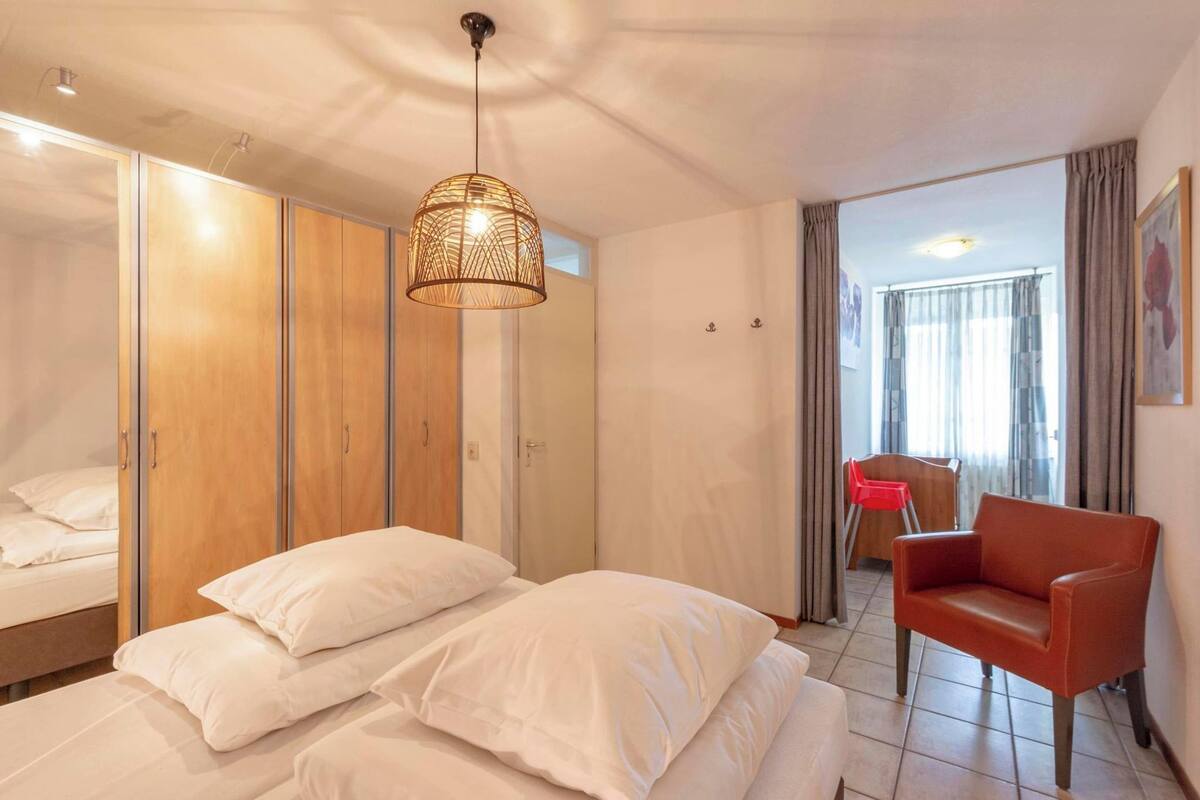 10 bedrooms, individually furnished, bed sheets