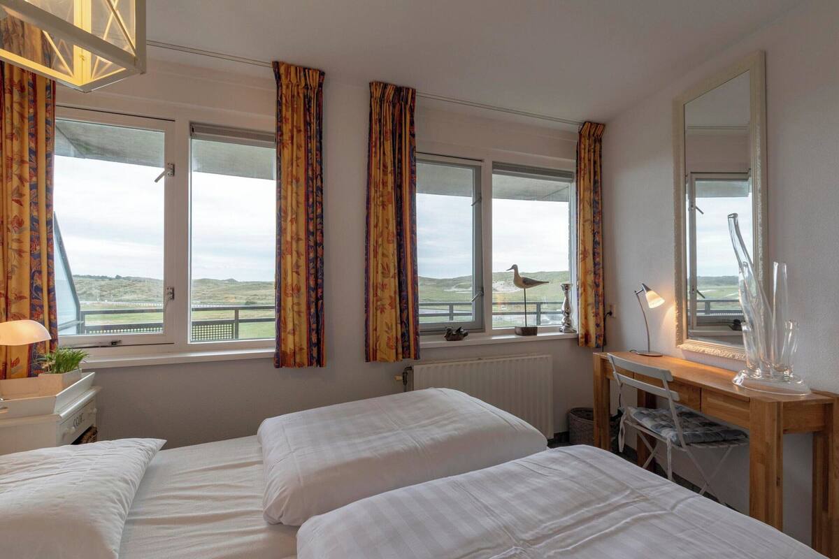 10 bedrooms, individually furnished, bed sheets