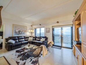 Télévision, cheminée, lecteur de DVD, chaîne hi-fi