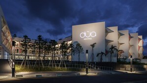 Um edifício moderno com uma grande placa com a inscrição "Oqua Kenting".
