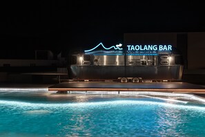 A bar named Taolang Bar with a neon sign, located next to a pool. - Hotel dua Kenting (Hengchun)