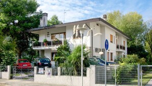 A two-story building with a balcony, a sign indicating 'Villa Esplora', and a no parking sign. - Beautiful apartment for 5 guests with A/C, WIFI, TV, patio and pets allowed (Lignano Sabbiadoro)