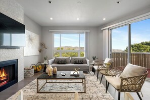 Smart TV, fireplace