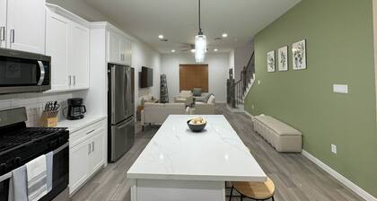 The Green House: Near NRG, Med Center & Downtown