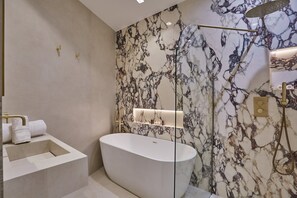 Apartment | Badezimmer | Badewanne, Haartrockner, Shampoo
