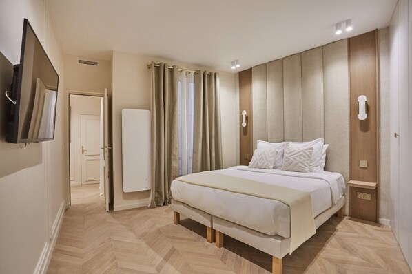 アパートメント | ノートパソコン用作業スペース、アイロン / アイロン台、ベッドシーツ