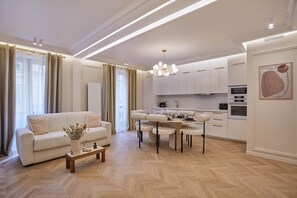 Un salon moderne avec un canapé, une table basse et un coin repas.