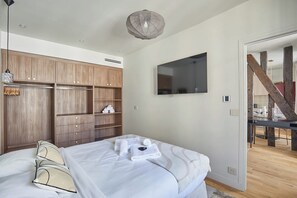 Departamento | Espacio para trabajar con laptop y tabla de planchar con plancha 