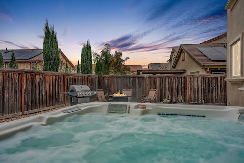 Napa Wine Country Hot Tub/Arcade/Pool Table Fun 5B