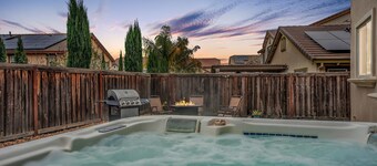 Napa Wine Country Hot Tub/Arcade/Pool Table Fun 5B