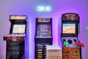 Games room - Napa Wine Country Hot Tub/Arcade/Pool Table Fun 5B (Fairfield)