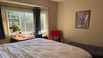Suite studio exécutive, 1 très grand lit et 1 canapé-lit, vue sur la cour intérieure | Literie de qualité, lit avec matelas Select Comfort, ameublement unique