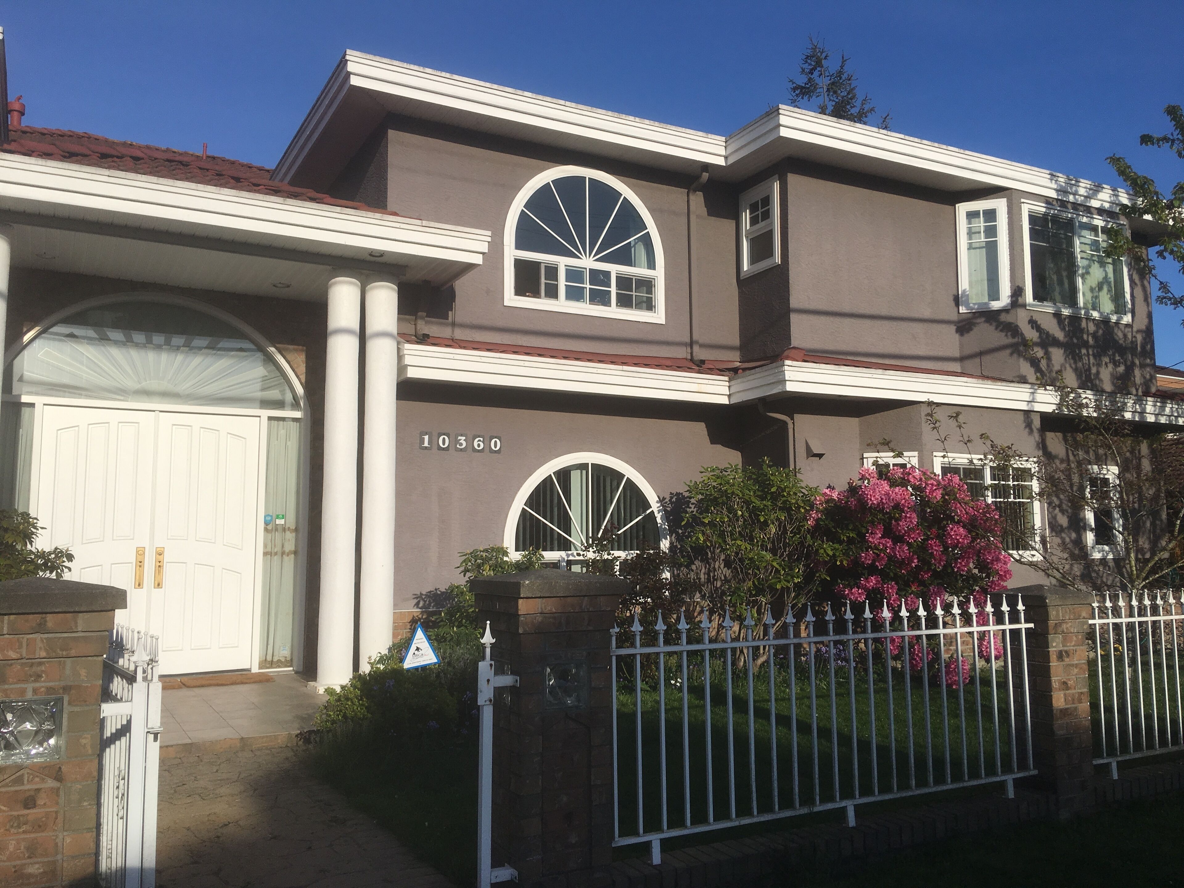 Fachada de la propiedad