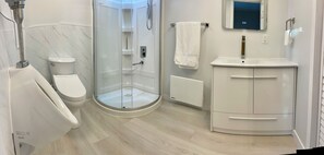 Deluxe Studio Suite, 1 King Bed, Garden View | Bathroom - Rose Garden Vancouver Airport-Richmond BC (Richmond)