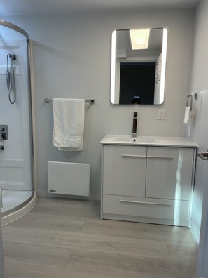 Suite studio Deluxe, 1 trÚs grand lit, vue sur le jardin | Salle de bain | Baignoire, séchoir à cheveux, pantoufles