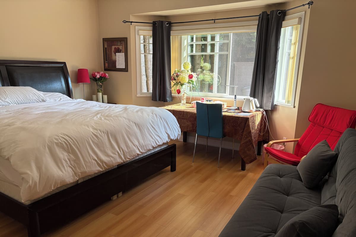 Executive Studio Suite, 1 King Bed with Sofa bed, Courtyard View | 1 bedroom, premium bedding, individually furnished, desk