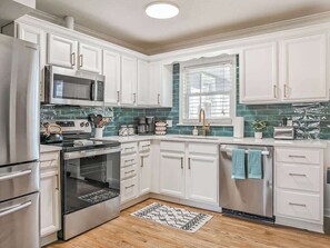 Frigorífico, microondas, horno y placa de cocina