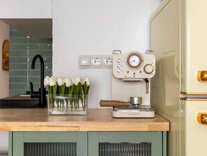 Frigorífico, microondas, cafetera o tetera y tostadora