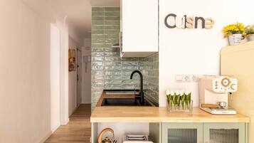 Een koelkast, een microgolfoven, een koffiezetapparaat/waterkoker