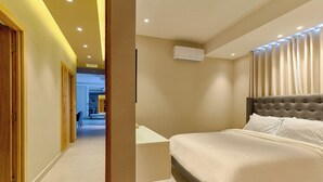 Een slaapkamer met een bed, een airconditioning en een raam met gordijnen.