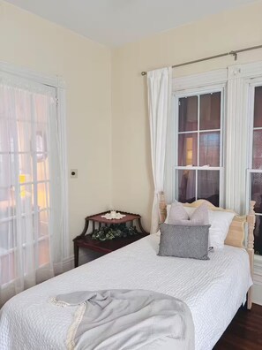 2 slaapkamers, reisbedje, gratis wifi, beddengoed