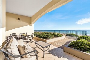 Outdoor dining - Ground Floor - Heated Pool - Free Beach Service - Steps to Beach (Destin)